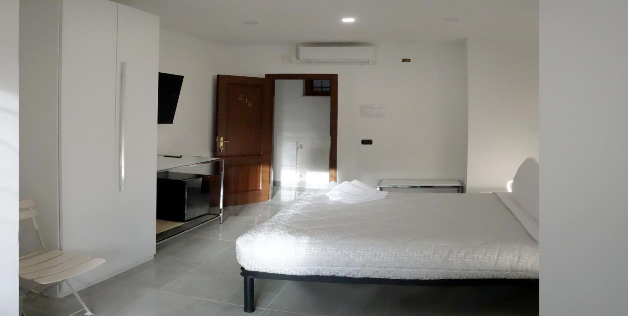 La Fiera Guesthouse Фьюмичино Экстерьер фото